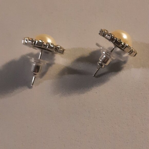 Brand New White Pearls & Glass Beads stud Earrings - Picture 2 of 2